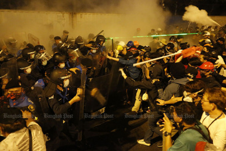 Police clash with anti-government protesters -0