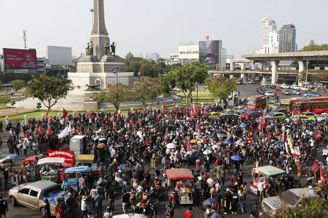 Police clash with anti-government protesters -1