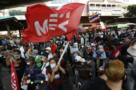 Police clash with anti-government protesters -3