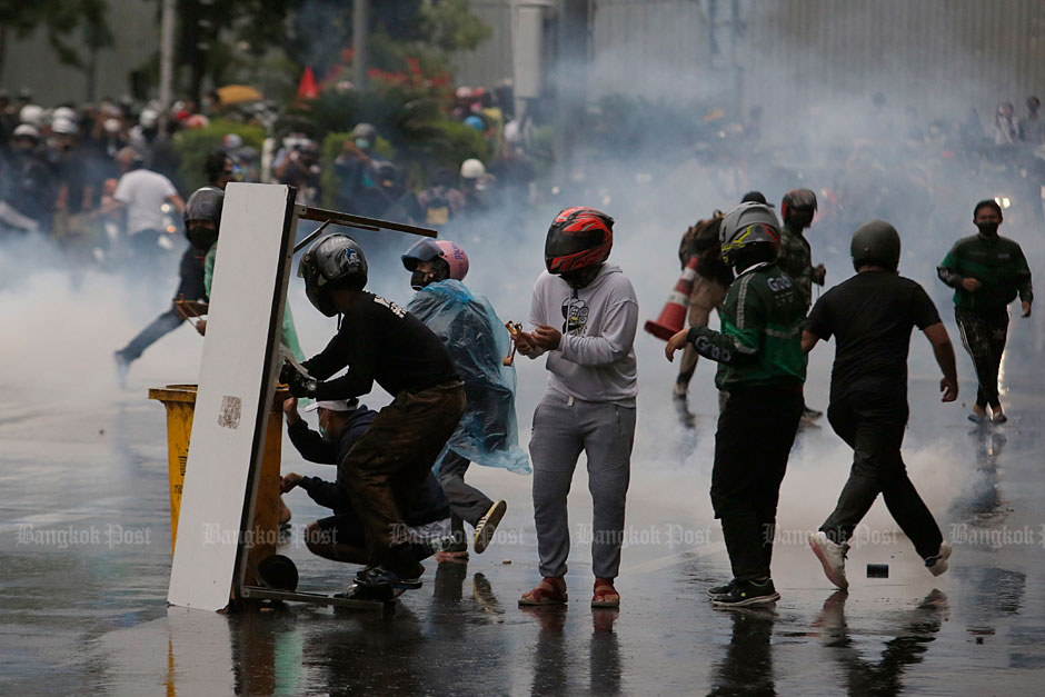 Police fire tear gas, rubber bullets at Victory Monument protest