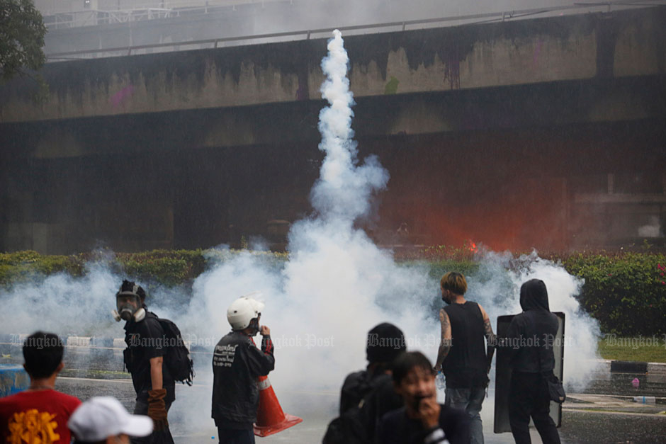 Police fire tear gas, rubber bullets at Victory Monument protest