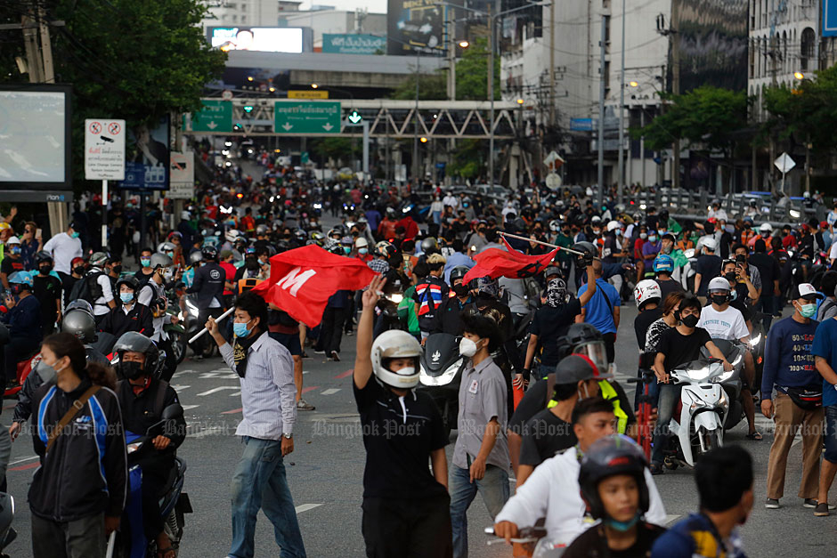 Police fire tear gas, rubber bullets at Victory Monument protest