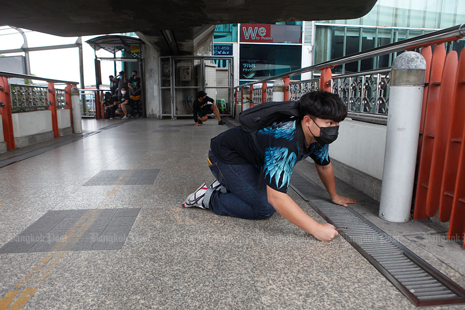 Police fire tear gas, rubber bullets at Victory Monument protest