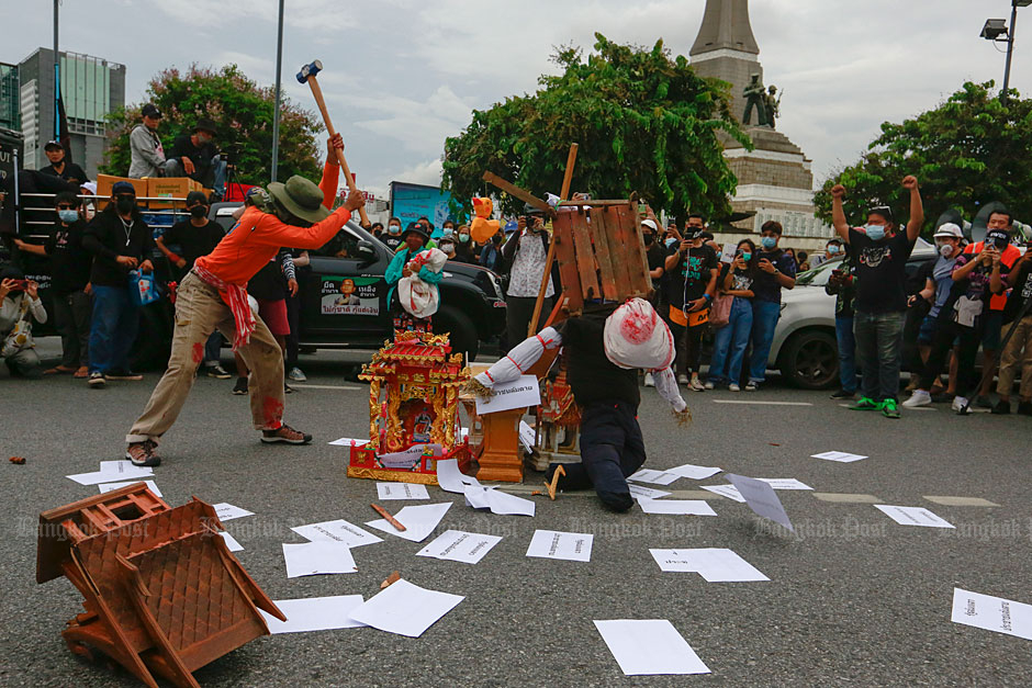 Police fire tear gas, rubber bullets at Victory Monument protest