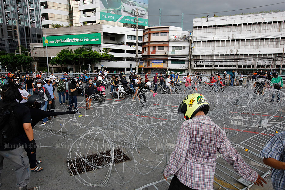 Police fire tear gas, rubber bullets at Victory Monument protest