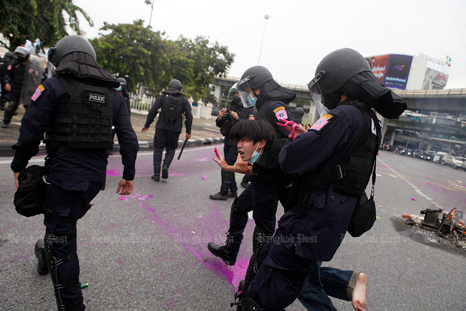 Police fire tear gas, rubber bullets at Victory Monument protest