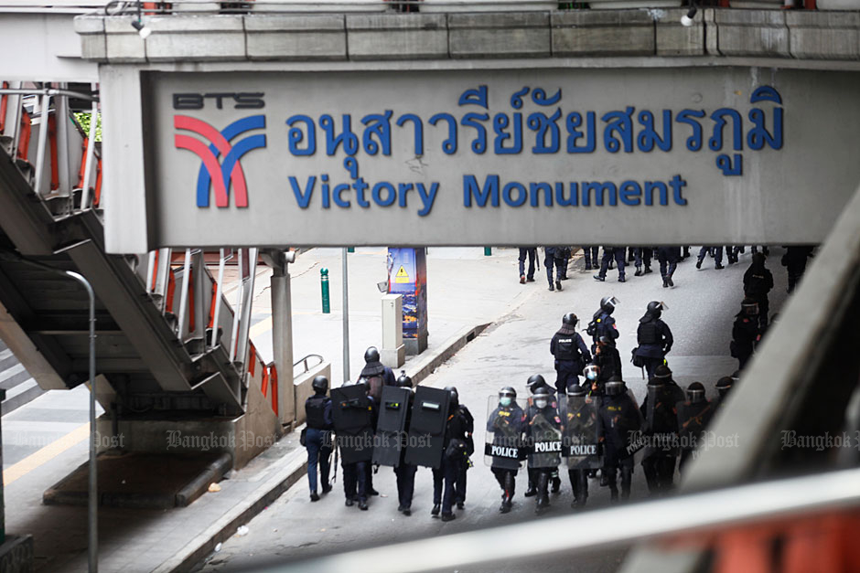 Police fire tear gas, rubber bullets at Victory Monument protest