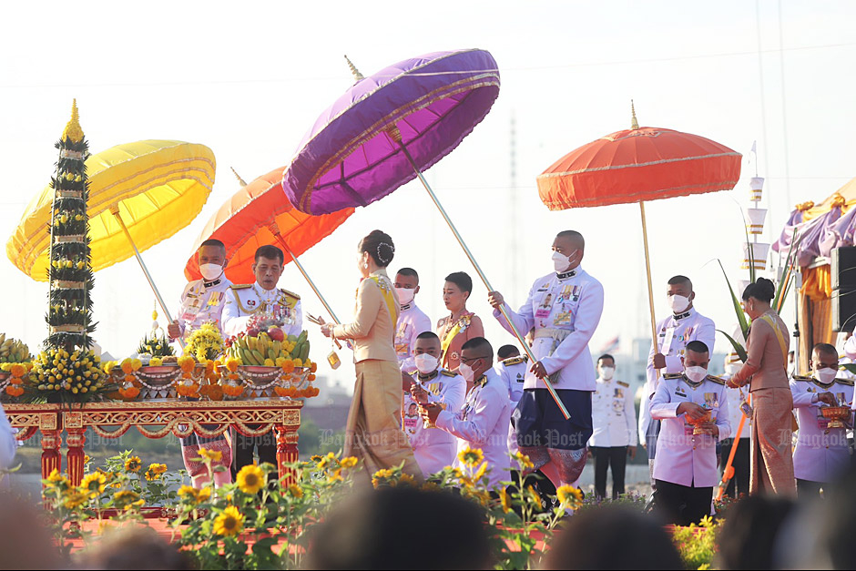 Their Majesties lay foundation stone