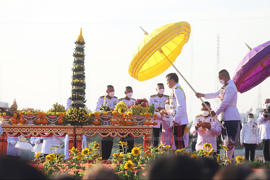 Their Majesties lay foundation stone