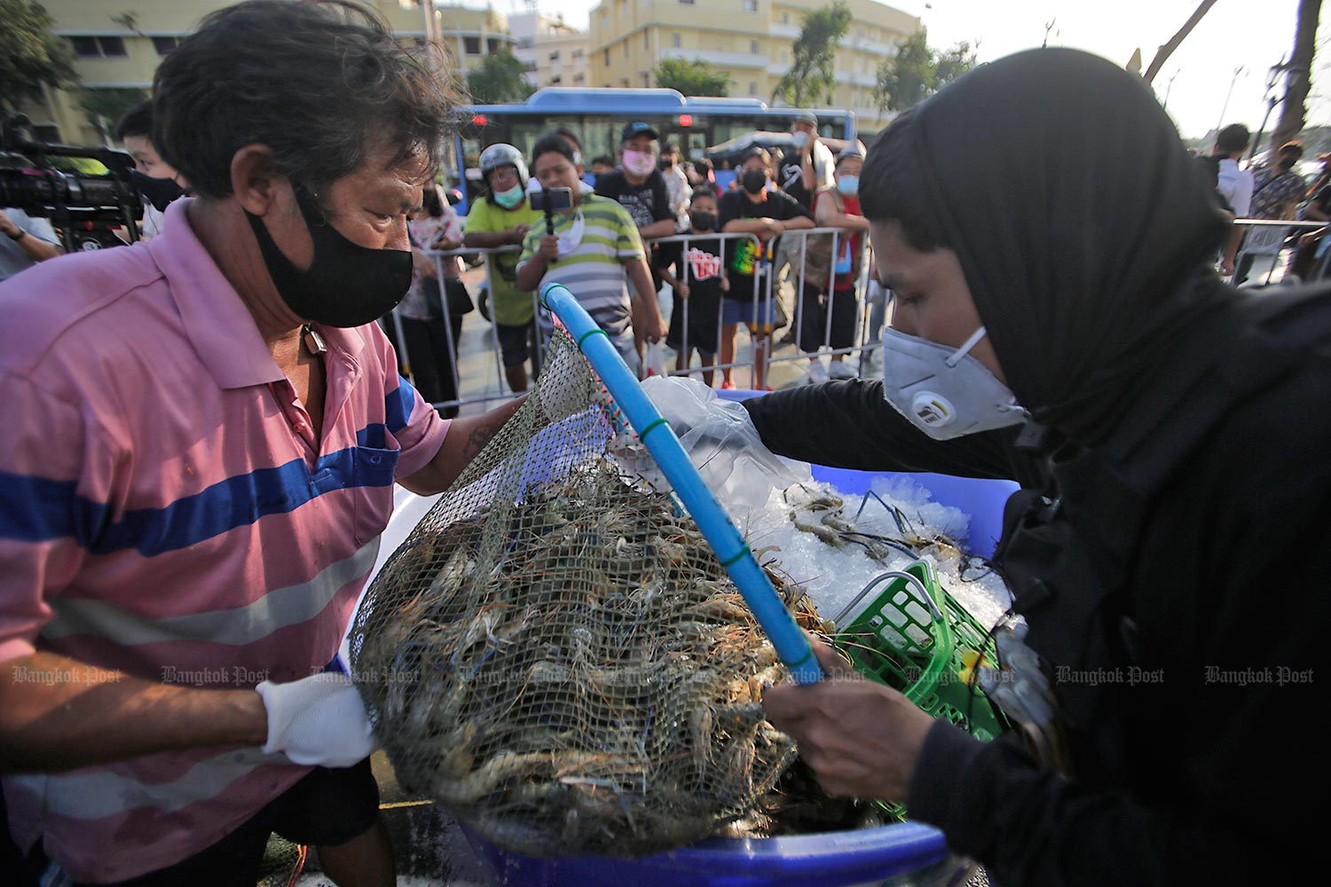 16 held over Sanam Luang prawn sale