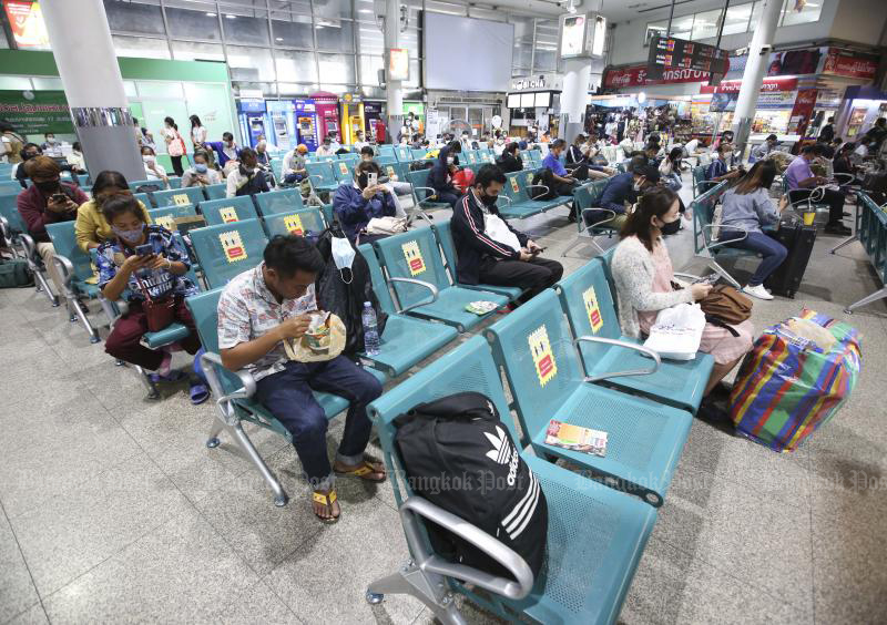 Passengers wait for inter-provincial buses at Mor Chit terminal to go to their destinations on Tuesday. Health authorities are worried about travellers from provinces seriously infected with Covid-19, who could spread it to other areas. (Photo by Pattarapong Chatpattarasill)