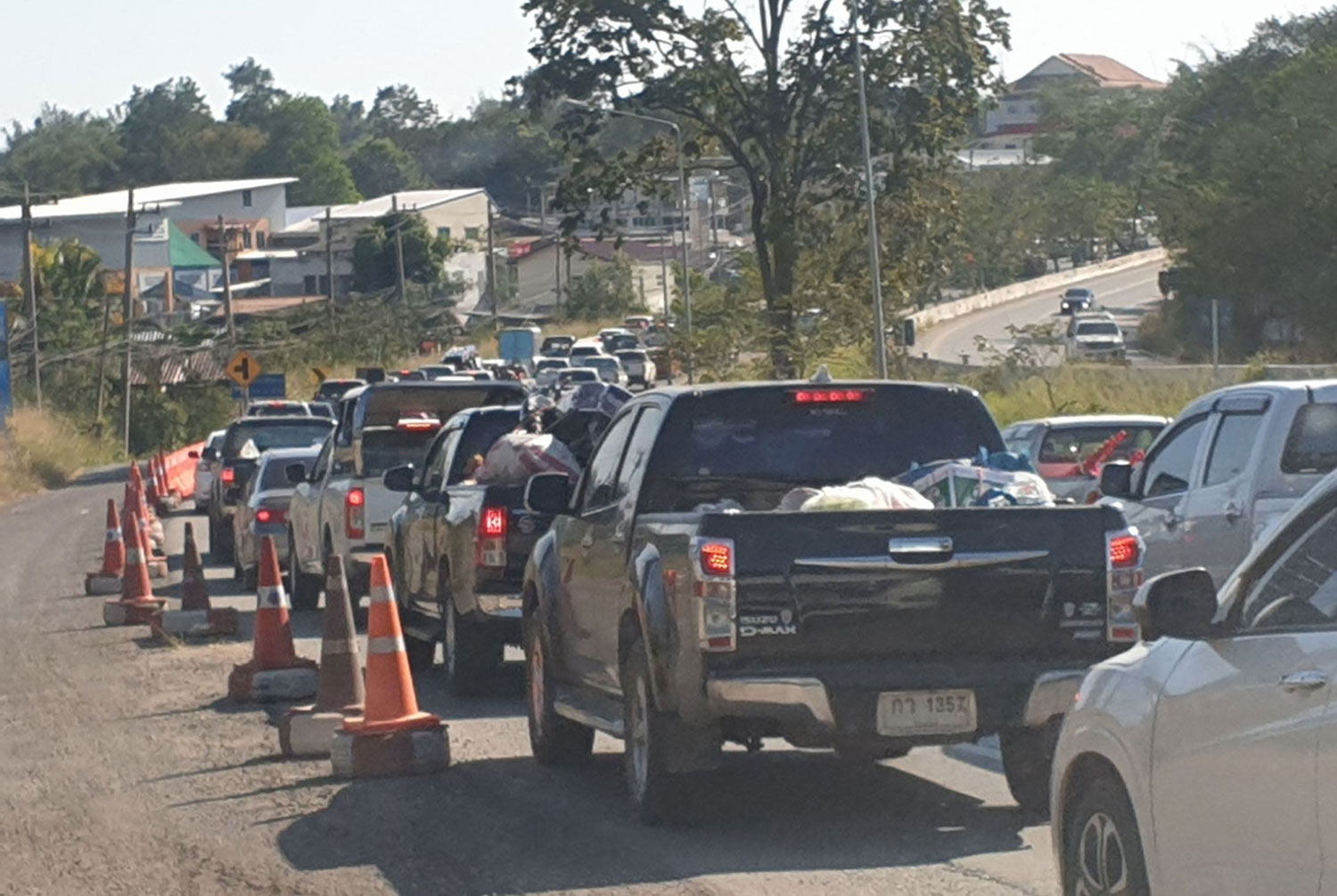 Heavy traffic in Korat as travellers head back to Bangkok