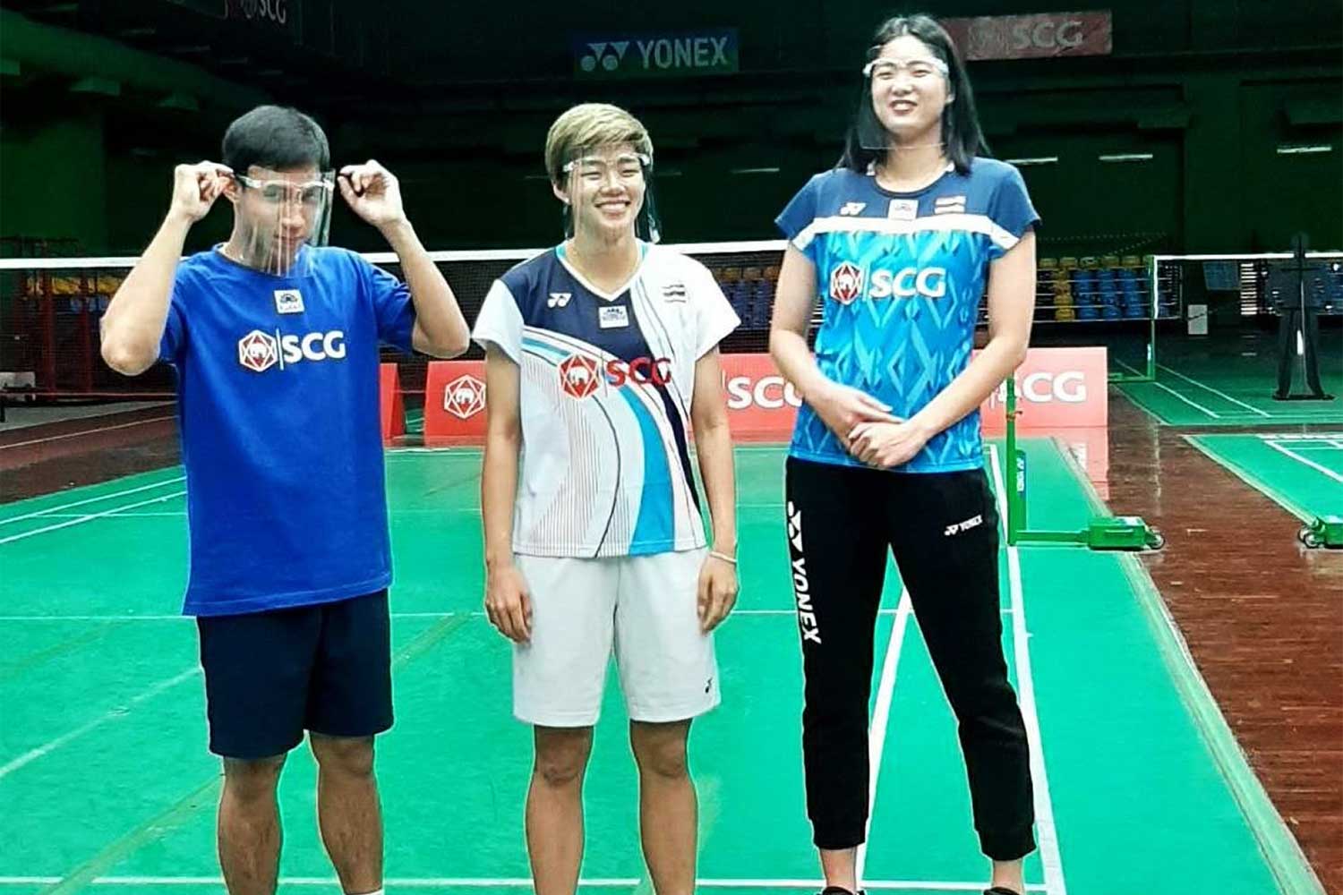 Thai players, from left, Dechapol Puavaranukroh, Sapsiree Taerattanachai and Puttita Supajirakul during a training session.