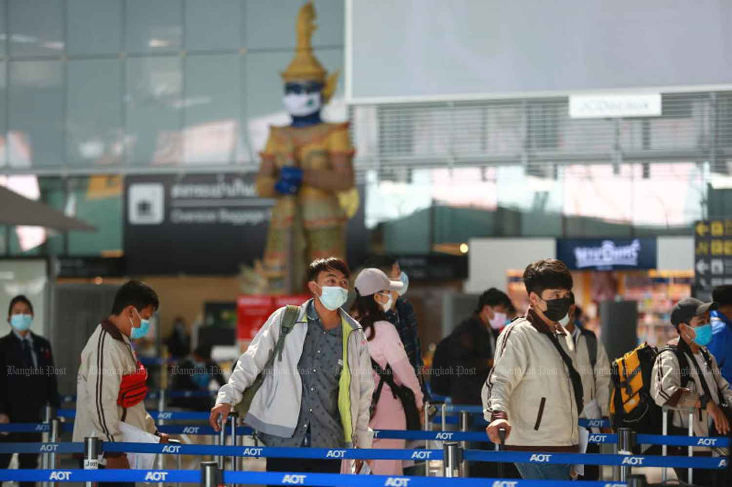 Travellers wear face masks for Covid-19 prevention at Suvarnabhumi airport in Samut Prakan province on Thursday. The country reported 205 new Covid-19 cases on Friday. (Photo: Somchai Poomlard)