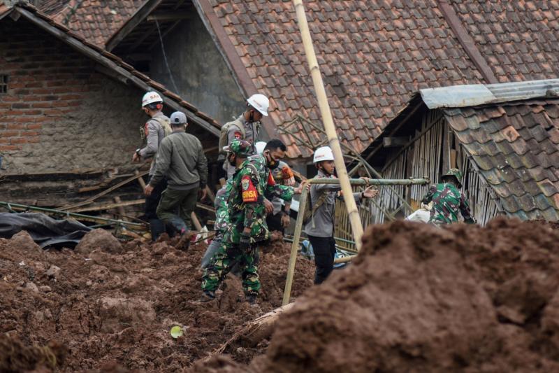 Rescuers search for survivors after two landslides killed at least 11 people, including a six-year-old boy, with scores more missing in Sumedang, West Java province on Sunday. (AFP photo) Rescuers search for survivors after two landslides killed at least 11 people, including a six-year-old boy, with scores more missing in Sumedang, West Java province on Sunday. (AFP photo)