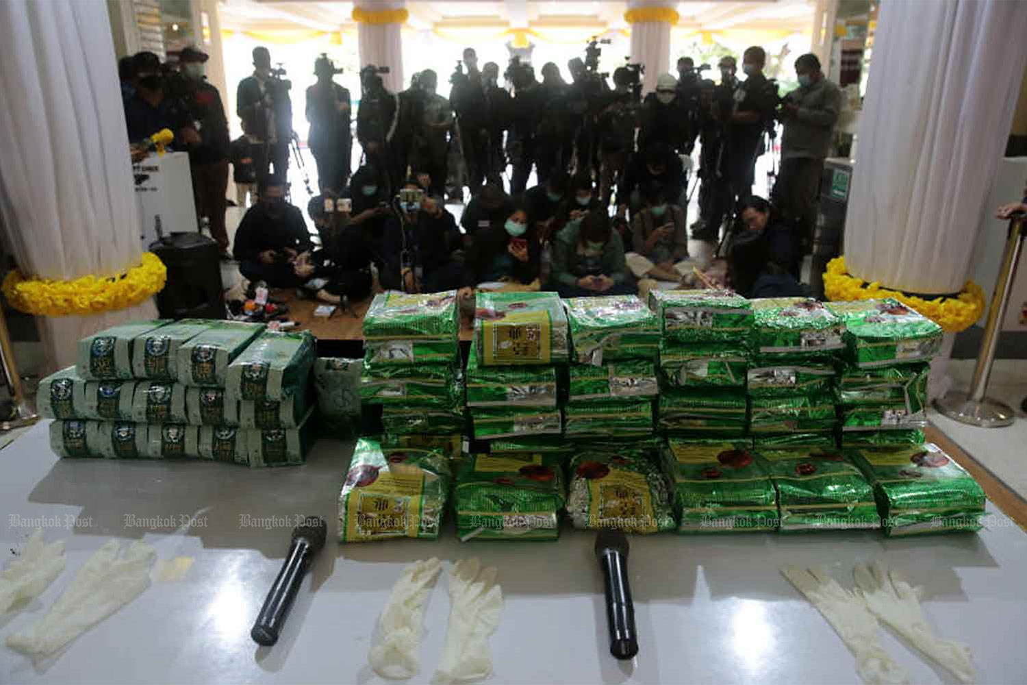 Reporters wait for a press briefing on the seizure of 30kg of crystal methamphetamine and 15kg of ketamine at the Metropolitan Police Bureau. The drugs originated in the North and were seized in Kamphaeng Phet, leading to the arrest of four people. (Photo by Chanat Katanyu)