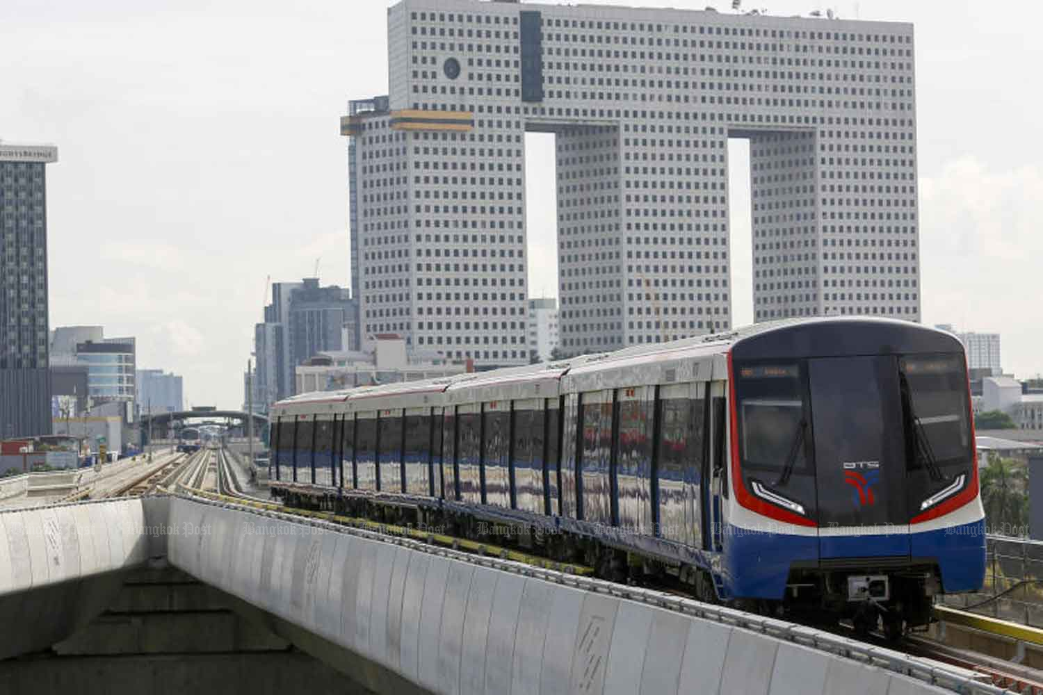 The Transport Ministry opposes a City Hall to sharply increase maximum fare on the Green Line. (Bangkok Post photo)