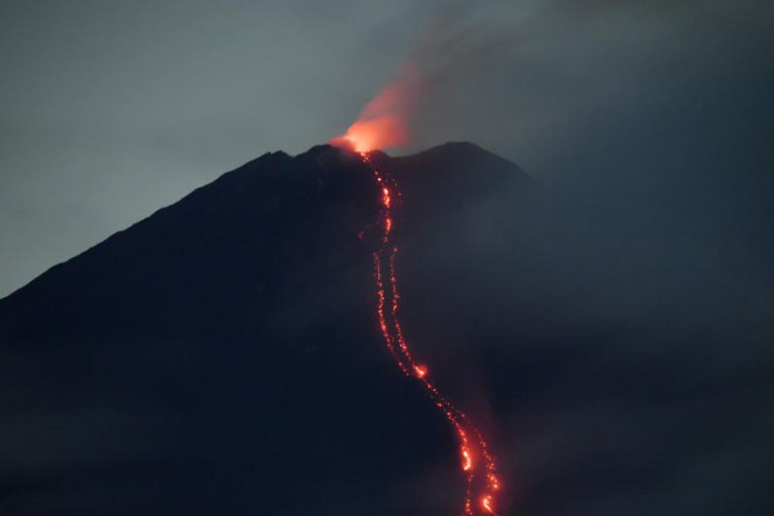 Indonesian volcano spews ash - Vimarsana News