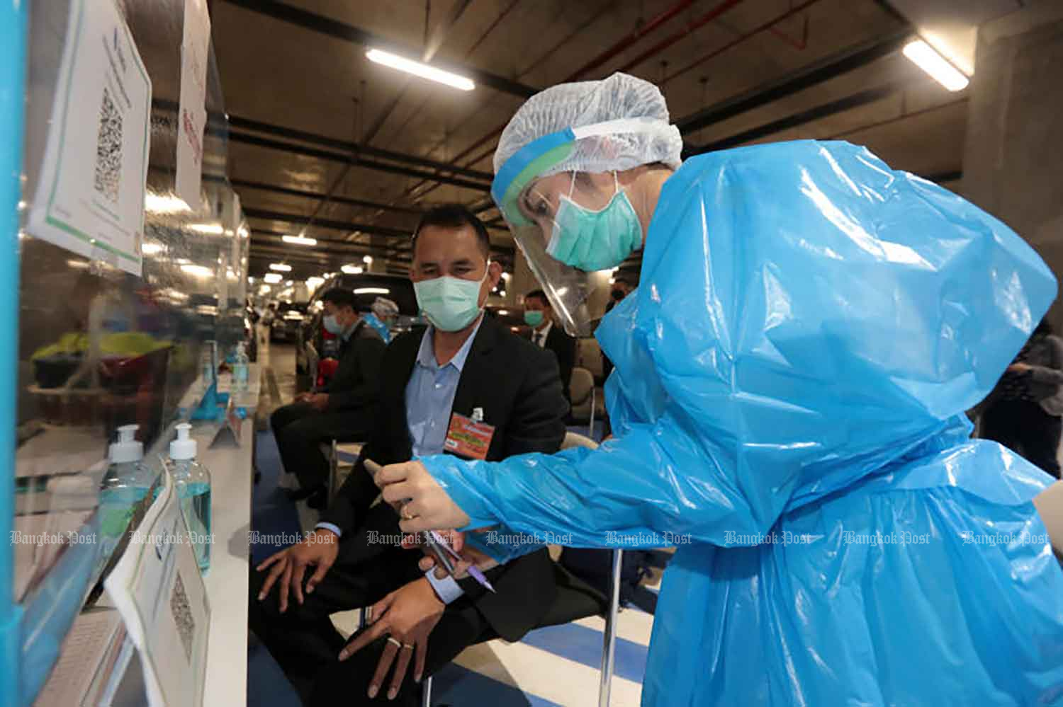 Visitors to the parliament building in Bangkok go through a thorough check before they can enter, on Wednesday, to control the spread of Covid-19. (Photo: Chanat Katanyu)