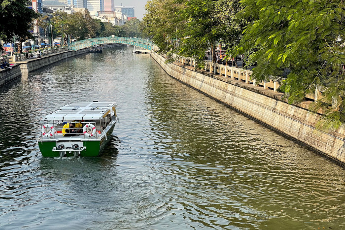 A quiet canal cruise - Vimarsana News