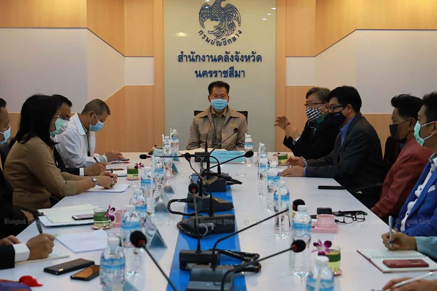 Nakhon Ratchasima governor Wichian Chantaranothai, centre, discusses disease control with provincial authorities at the Nakhon Ratchasima provincial hall on Wednesday. (Photo: Prasit Tangprasert)