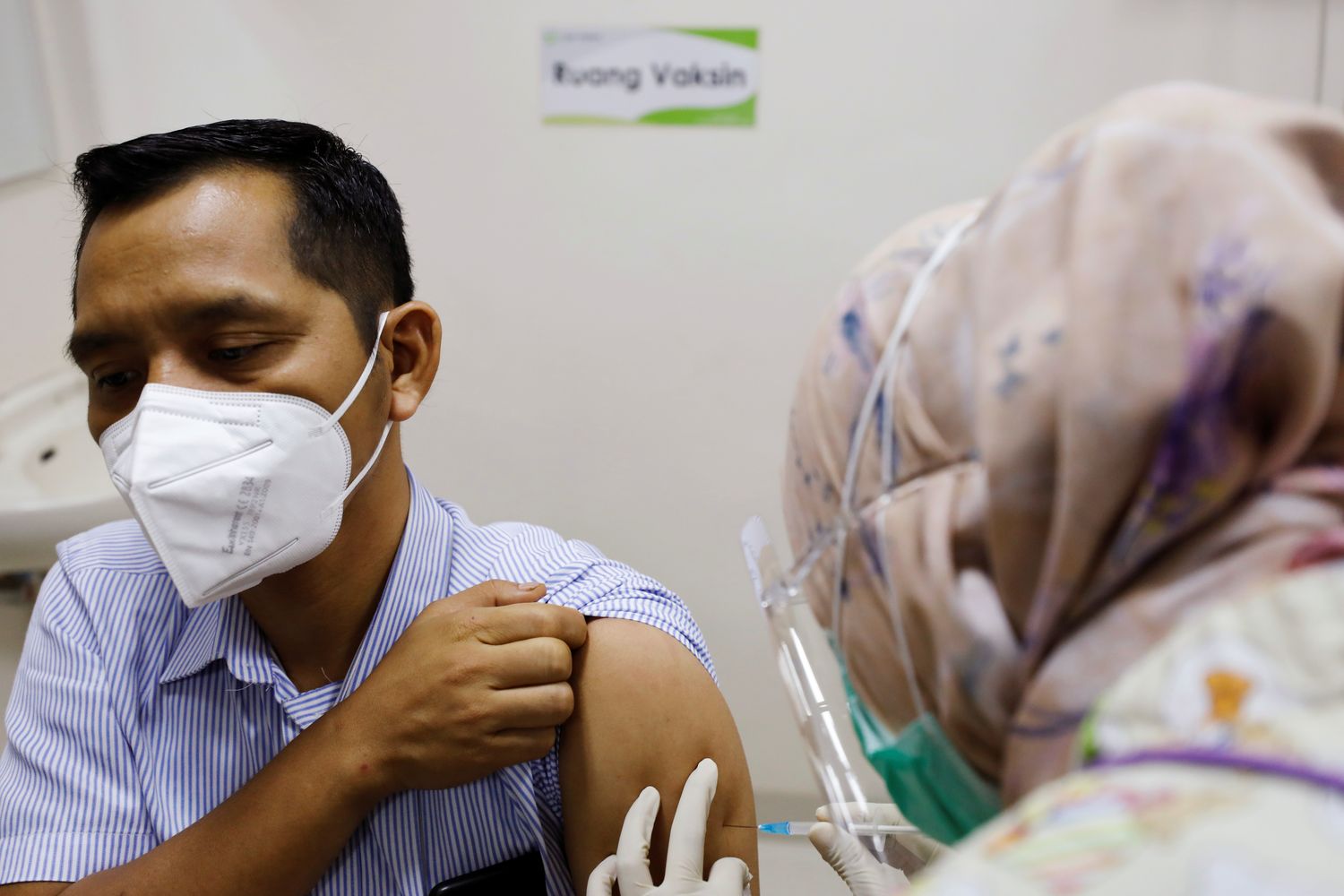 An Indonesian medical worker receives a dose of the Sinovac vaccine at a hospital, as Indonesia drives mass vaccination for the coronavirus disease in Jakarta on Thursday. (Reuters photo) An Indonesian medical worker receives a dose of the Sinovac vaccine at a hospital, as Indonesia drives mass vaccination for the coronavirus disease in Jakarta on Thursday. (Reuters photo)