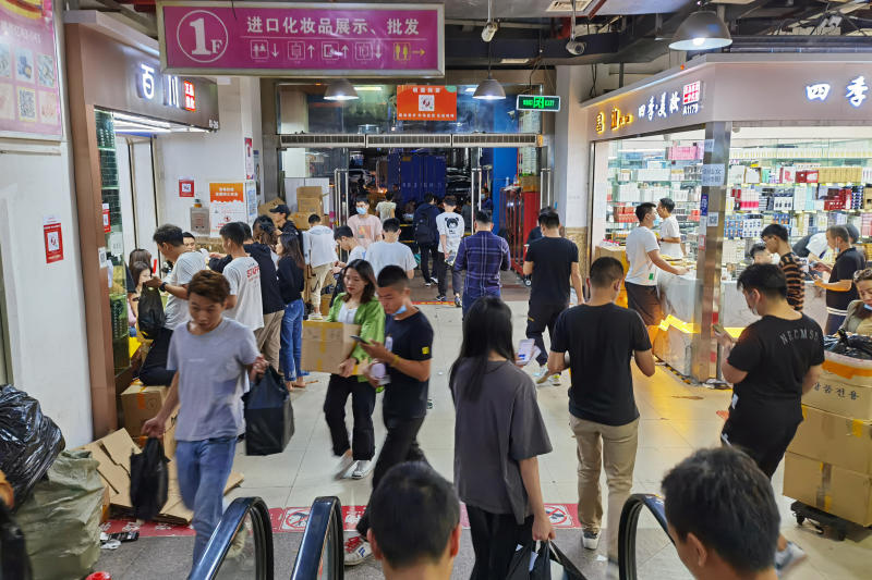 Shoppers look to pick up cosmetic products from wholesalers inside the Mingtong Digital City market in Shenzhen's Huaqiangbei area, Guangdong province, on Nov 5, 2020. (Reuters photo)