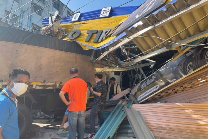 Bangkok Post - Policeman badly hurt as trailer truck crashes through ...