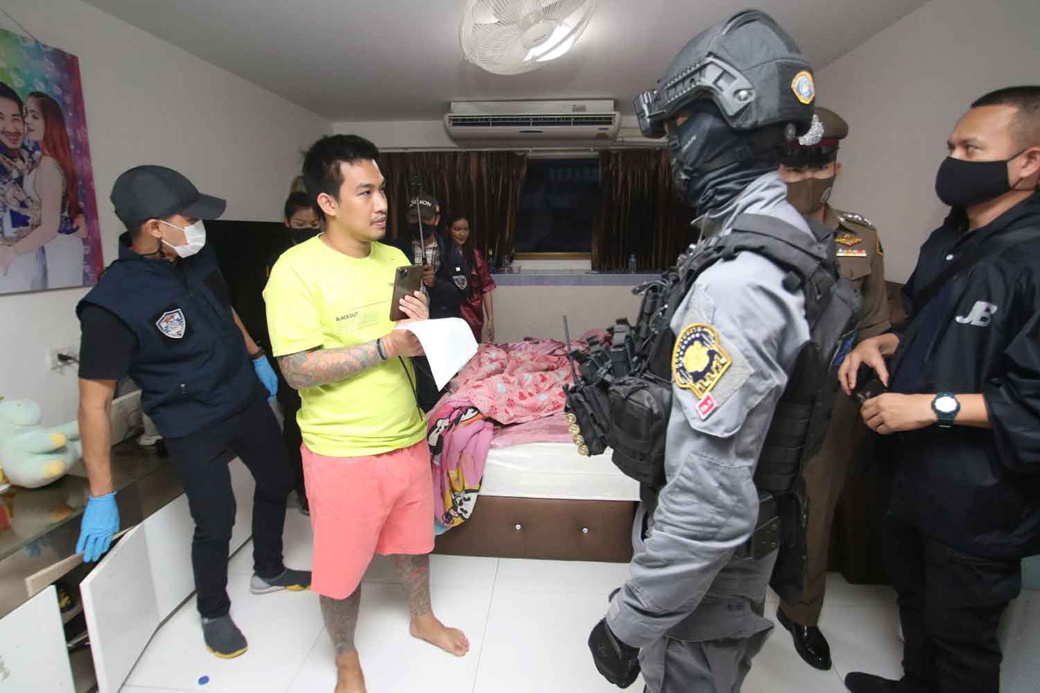 Siapo Po-arnon, yellow shirt, is arrested at his house in Phasicharoen district, Bangkok, on Thursday morning. (Police photo)