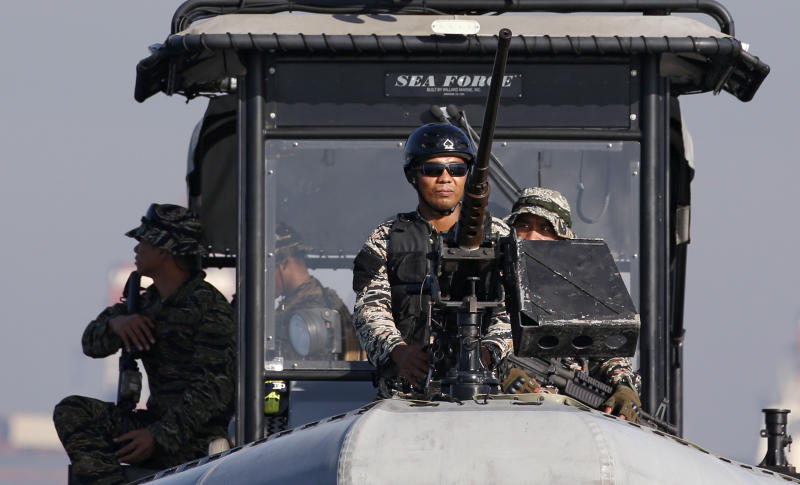 FILE PHOTO: Members of Philippine Navy's NAVSOG hold their weapons aboard a patrol boat in Manila Bay, Nov 13, 2015. (Reuters)