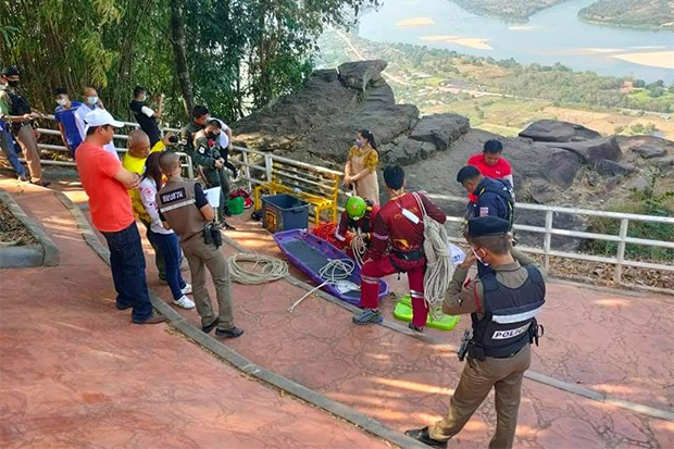 Tourist dies after falling off rock in Nong Khai