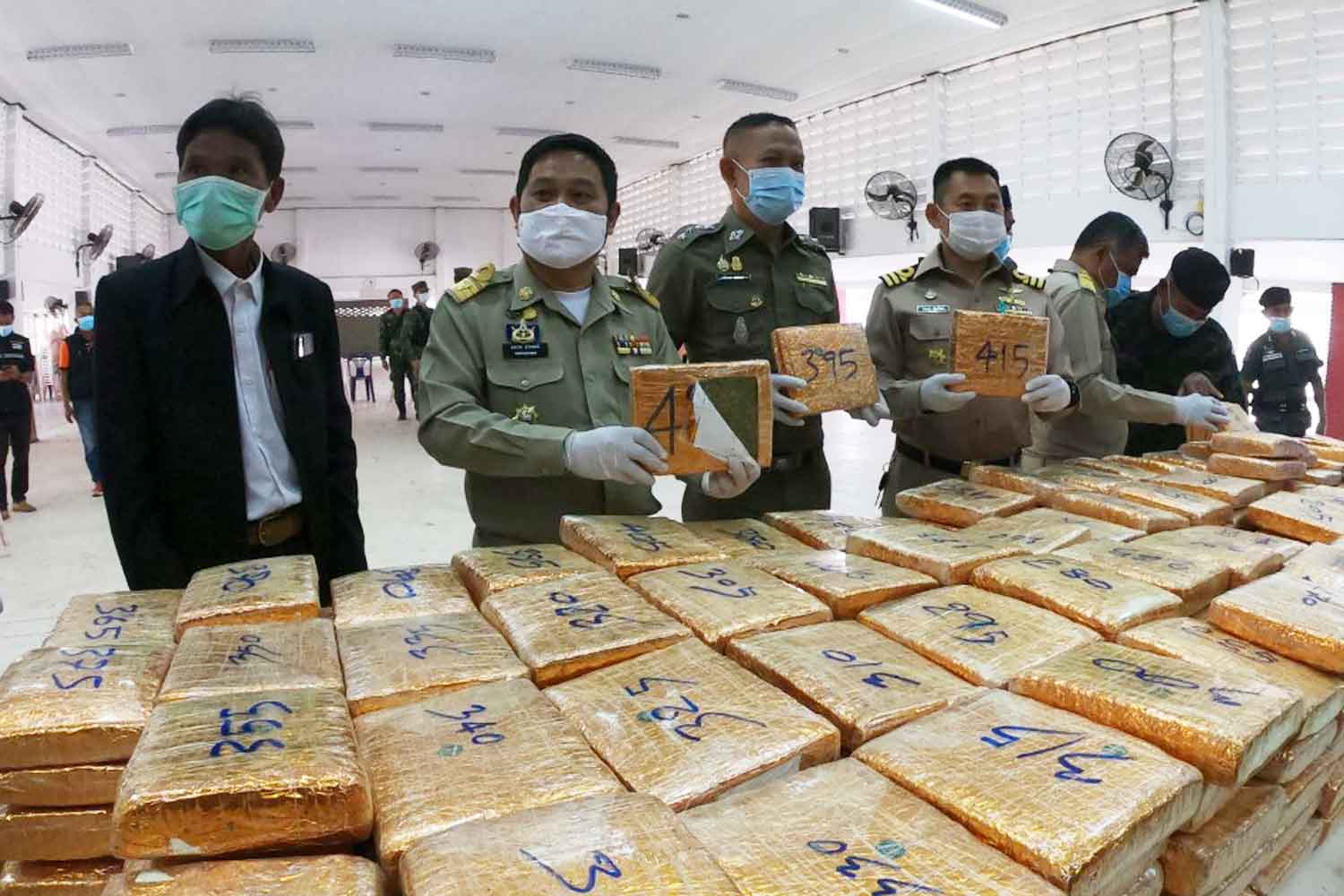 Dried marijuana, 484 kilogrammes in total, is put on display at the That Phanom district office in Nakhon Phanom. The drugs, smuggled from Laos, were seized on the Mekong riverbank on Sunday night. (Photo by Pattanapong Sripiachai) Dried marijuana, 484 kilogrammes in total, is put on display at the That Phanom district office in Nakhon Phanom. The drugs, smuggled from Laos, were seized on the Mekong riverbank on Sunday night. (Photo by Pattanapong Sripiachai)