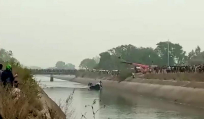 Bangkok Post - At least 37 dead as Indian bus plunges into canal