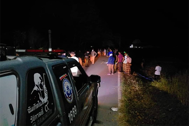 Rescue volunteers and security authorities work at the scene where defence volunteer Muhamad-suree Paenae was shot to death on Saturday in Khok Pho district of Pattani. (Photo by Abdullah Benjakat)