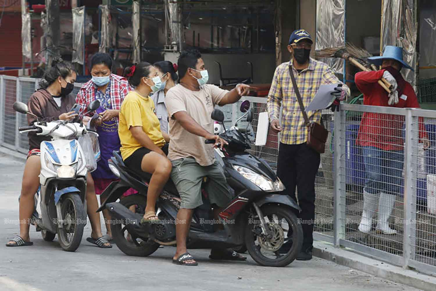 People arrive at Pornpat market in Thanyaburi district, Pathum Thani, for a Covid-19 test on Monday. The province detected seven new Covid-19 cases on Tuesday, of 93 reported nationwide. (Photo: Apichit Jinakul)