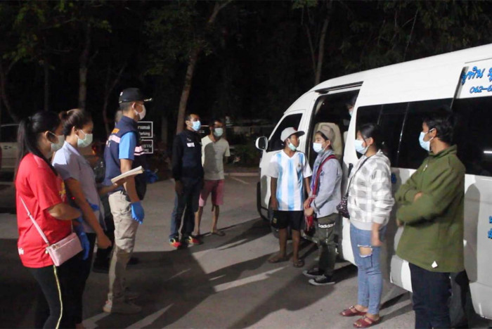 Vans caught smuggling Myanmar workers to Samut Sakhon - Vimarsana News