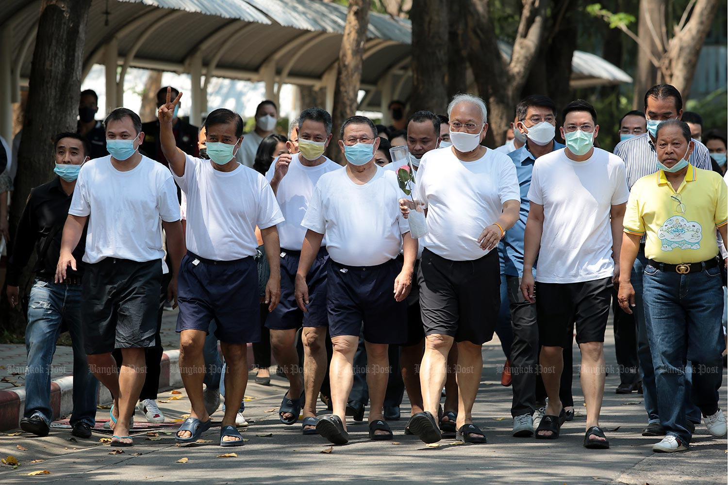 Former leaders of the now-defunct People's Democratic Reform Committee leave Bangkok Remand Prison about noon yesterday after they were granted bail. From left, in the front row are Nataphol Teepsuwan, Thaworn Senneam, Issara Somchai, Suthep Thaugsuban and Buddhipongse Punnakanta. (Photo by Chanat Katanyu)