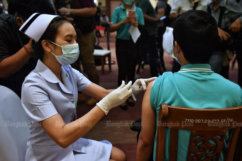 A nurse injects the CoronaVac vaccine, developed by China’s Sinovac firm, as the first batch of vaccines to battle the Covid-19 coronavirus are administered to frontline health workers at the Bamrasnaradura Infectious Diseases Institute in Bangkok on Sunday. (AFP photo)