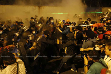 Prayut defends cops over rally