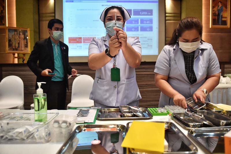 A nurse prepares a shot of the CoronaVac vaccine, developed by China’s Sinovac firm, as the first batch of vaccines to battle the Covid-19 coronavirus are administered to frontline health workers at the Bamrasnaradura Infectious Diseases Institute in Bangkok on Sunday. (AFP photo)