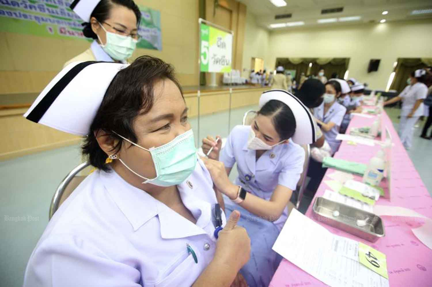 Covid-19 vaccination begins at Pathum Thani Hospital in Pathum Thani province on Monday. (Photo: Pattarapong Chatpattarasill) Covid-19 vaccination begins at Pathum Thani Hospital in Pathum Thani province on Monday. (Photo: Pattarapong Chatpattarasill)