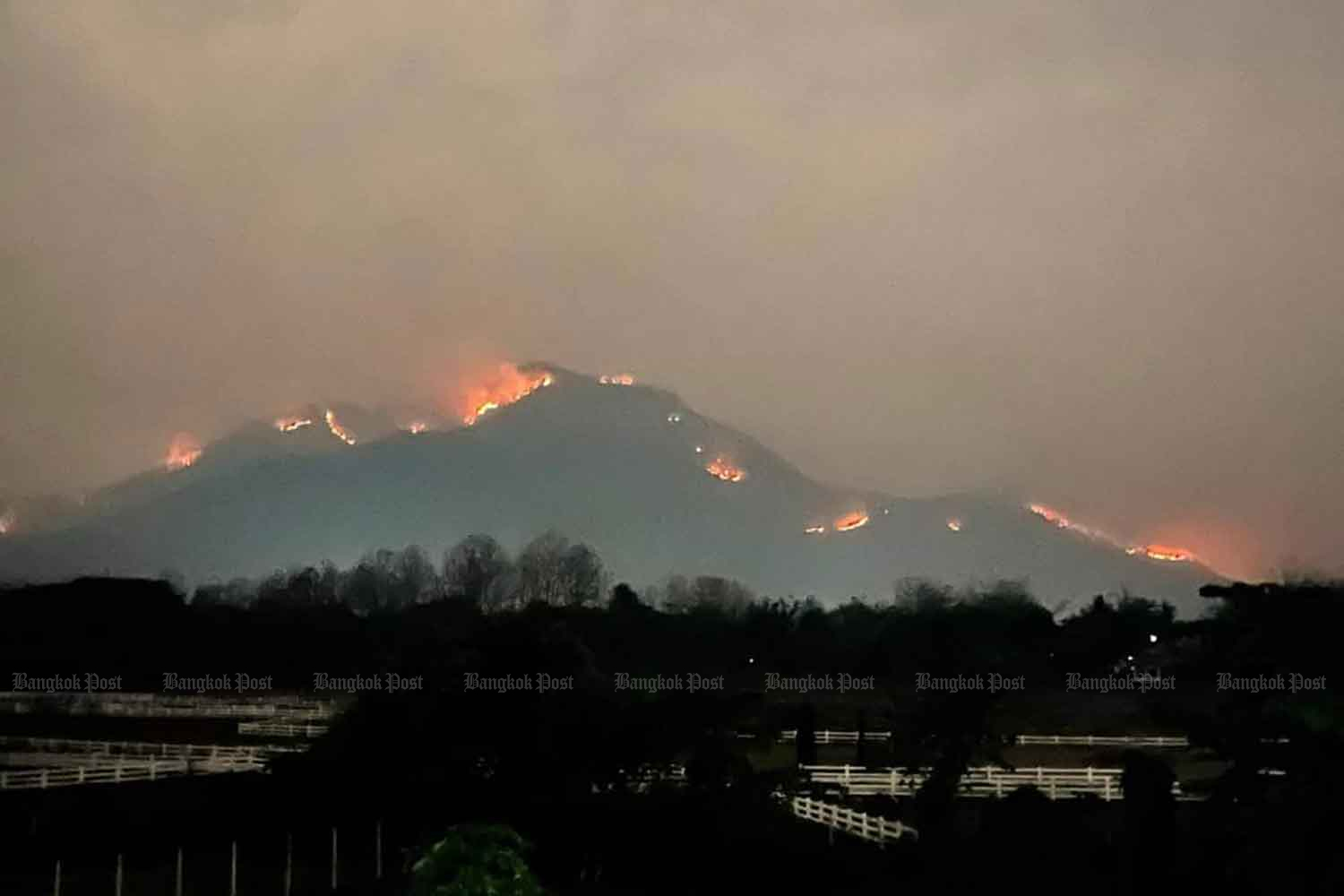 Forest fire in Chiang Mai on Sunday (photo by Panumet Tanraksa).