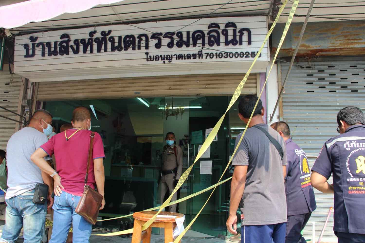 The Ban Sing Tantakam dental clinic in Photharam district, Ratchaburi province, is cordoned off as police examine the murder scene on the second floor, where a man stabbed his estranged lover to death, on Tuesday. (Photo: Saichol Srinuanchan)