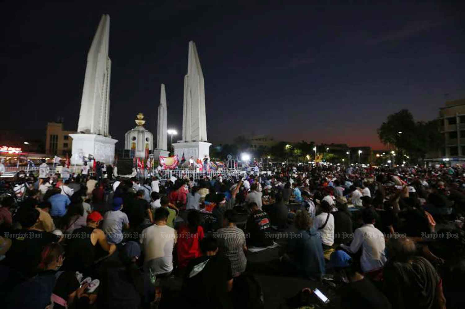 Anti-government demonstrators gather at Democracy Monument in Bangkok on Sunday. Foreign students can take part, if they stay within the law, says the immigration chief.(Photo: Varuth Hirunyatheb)