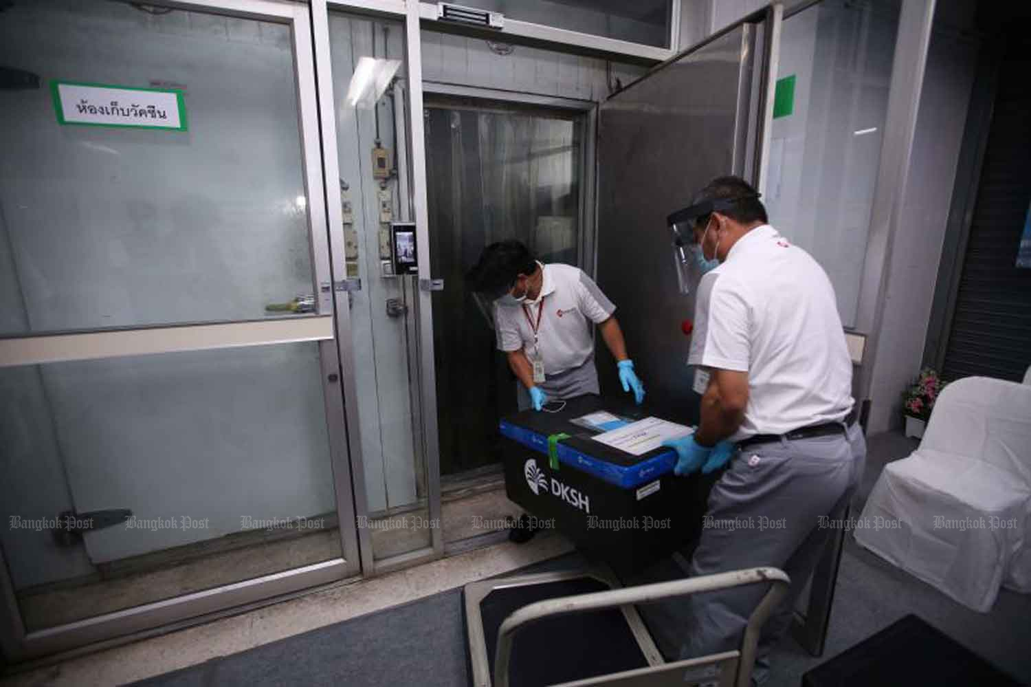 Officials deliver Covid-19 vaccine produced by AstraZeneca to the Department of Disease Control in Nonthaburi province on Monday. On Tuesday, the country logged 39 new Covid-19 cases. (Photo: Pattarapong Chatpattarasill)