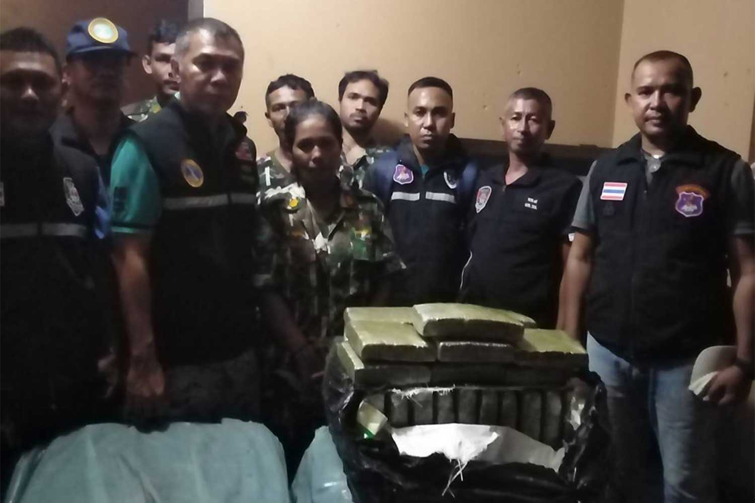 Officials examine seven packages containing 320 bars of compressed marijuana that were found floating in the sea off Ao Talo Udang in Satun. (Photo supplied/Achadthaya Chuenniran) Officials examine seven packages containing 320 bars of compressed marijuana that were found floating in the sea off Ao Talo Udang in Satun. (Photo supplied/Achadthaya Chuenniran)