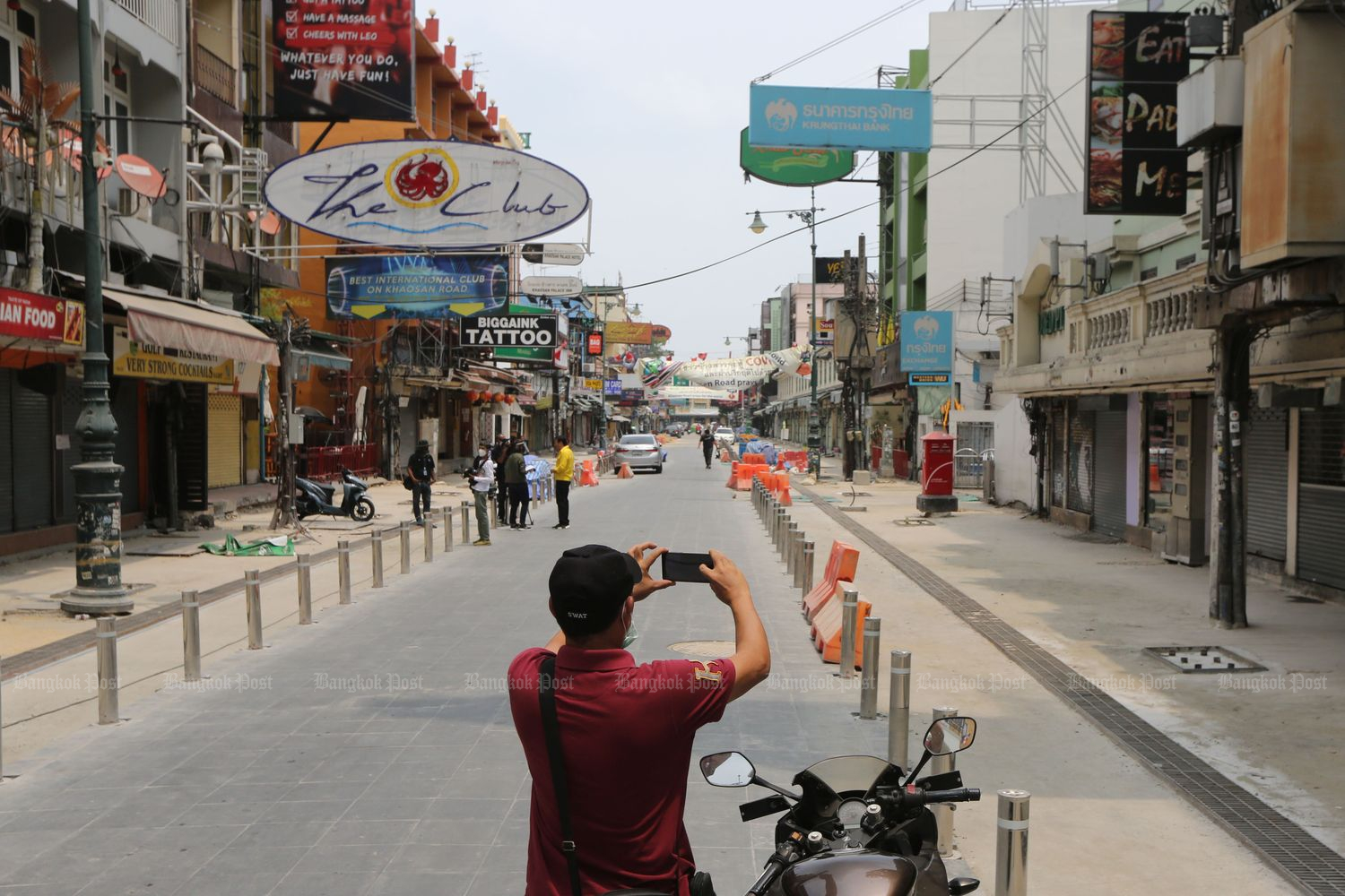 Khao San Road, one of  Bangkok’s top venues for Songkran celebrations, is almost deserted on April 13 last year after the government cancelled the Songkran festival and banned water splashing. (Photo by Wichan Charoenkiatpakul)