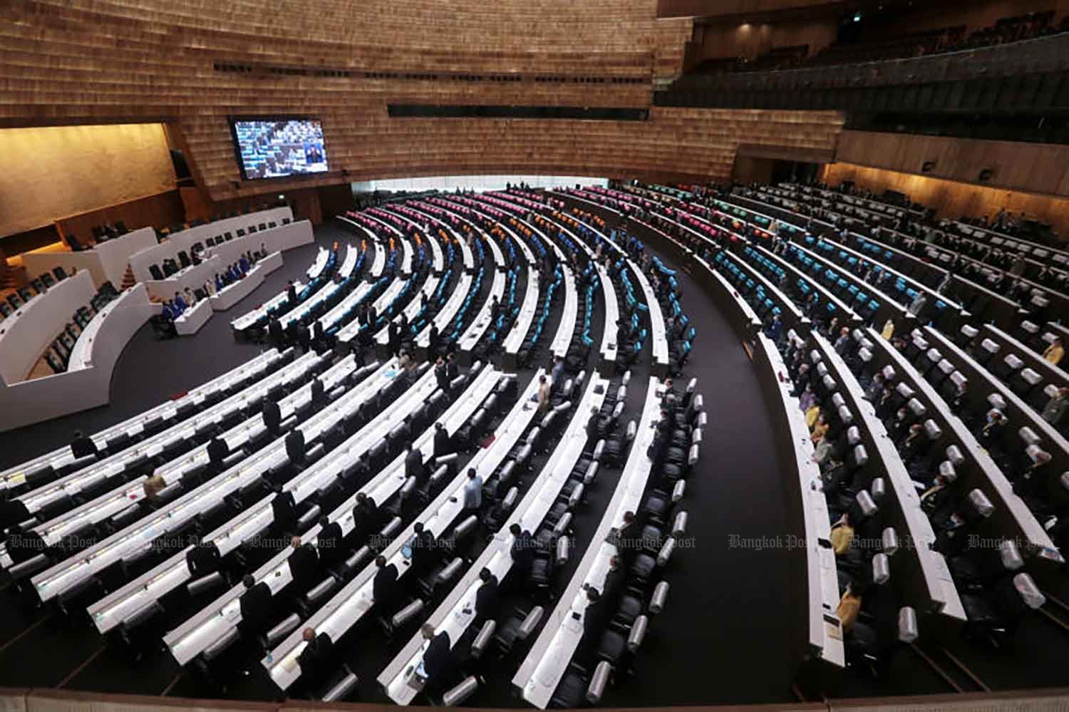 House representatives and senators attend a session on constitutional amendment at the parliament in Bangkok on Wednesday. (File photo) House representatives and senators attend a session on constitutional amendment at the parliament in Bangkok on Wednesday. (File photo)
