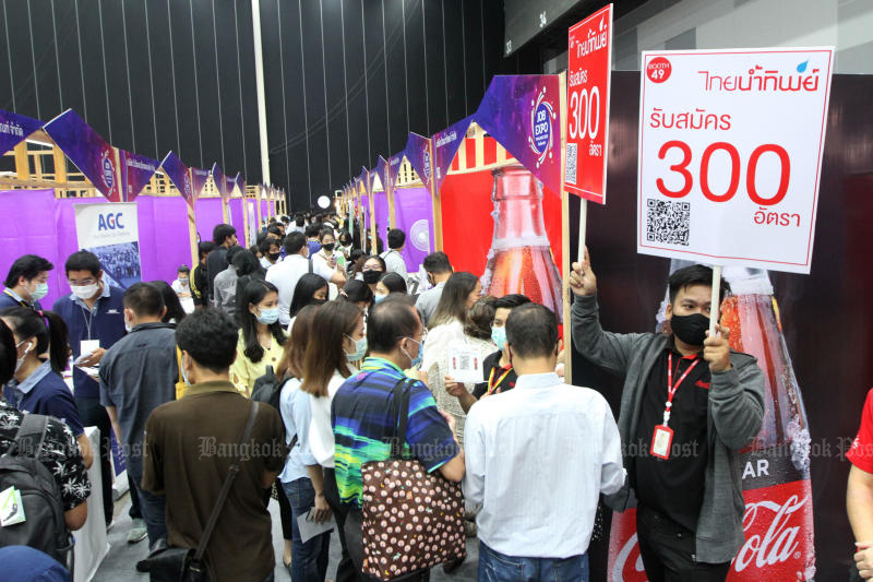 ๋Job seekers scramble for positions avialabe at the Job Expo Thailand event at the Bitec convention centre on Sept 26, 2020. (Photo by Wichan Charoenkiatpakul)