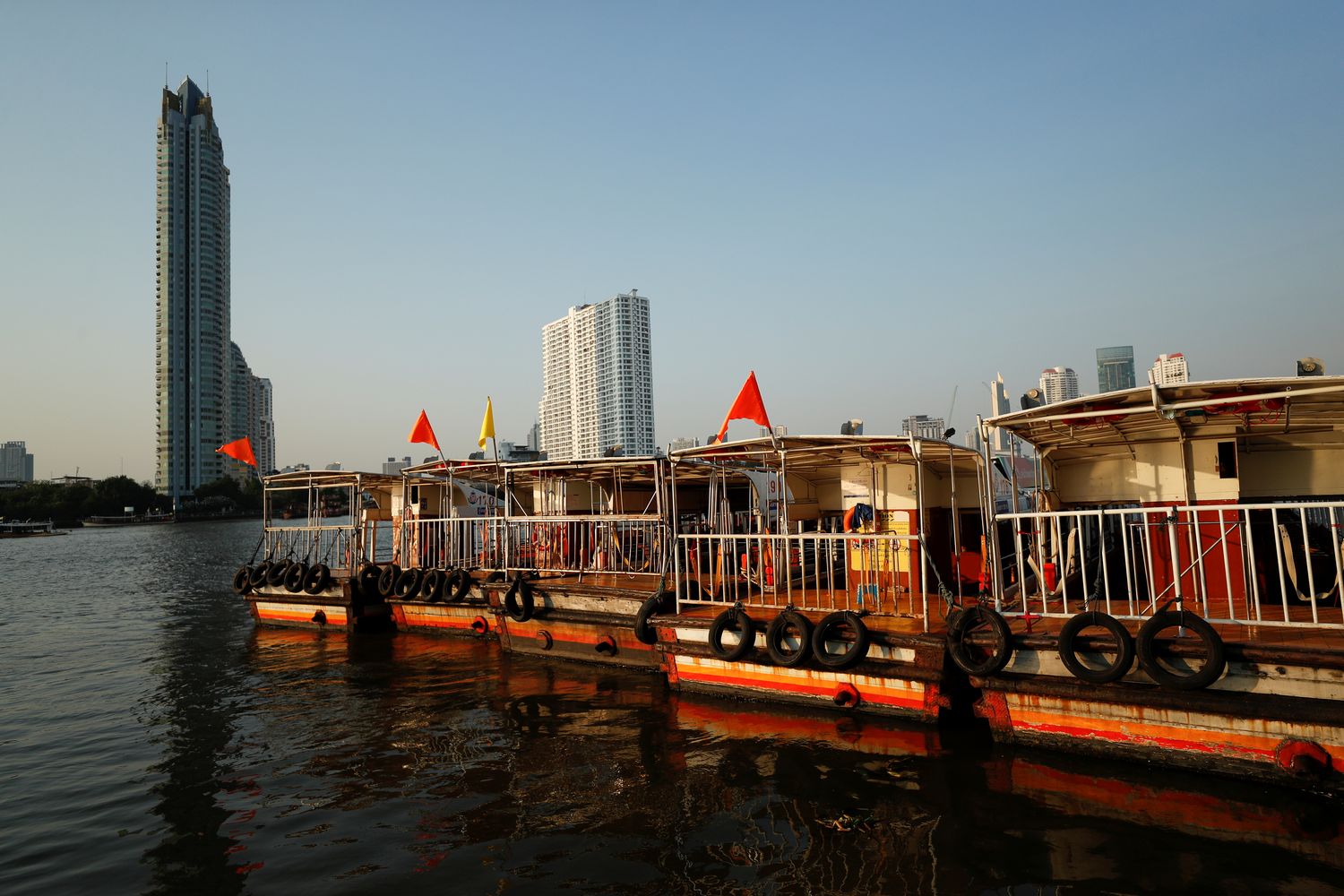 Boats that are used to transport tourists around the Chao Phraya river are seen idle in Bangkok on Feb 4 due to travel bans and border closures. (Reuters photo)